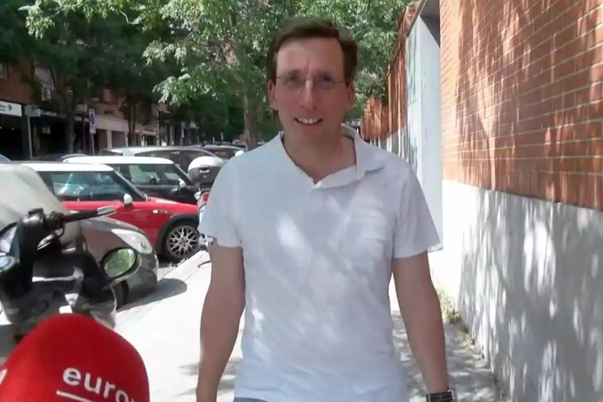 José Luis Martínez Almeida leaving the hospital with a smiling face. José Luis Martínez Almeida leaving the hospital with a smiling face.