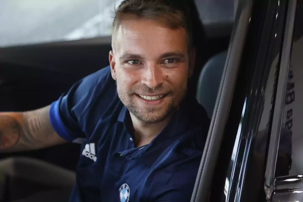 José María Almoguera somrient amb barba curta i samarreta blava de BMW assegut dins d’un automòbil José María Almoguera somrient amb barba curta i samarreta blava de BMW assegut dins d’un automòbil