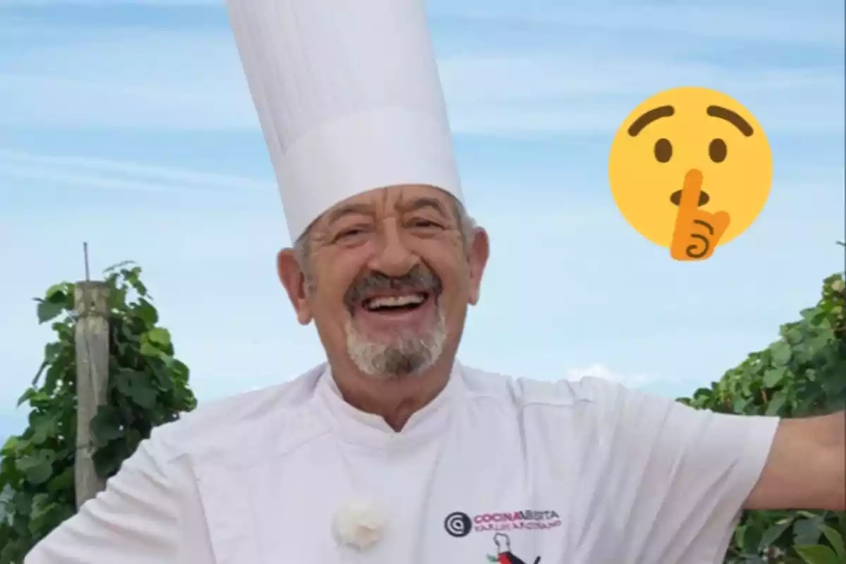 Xef somrient amb barret blanc i emoticona de silenci sobre un fons de cel blau i plantes verdes.