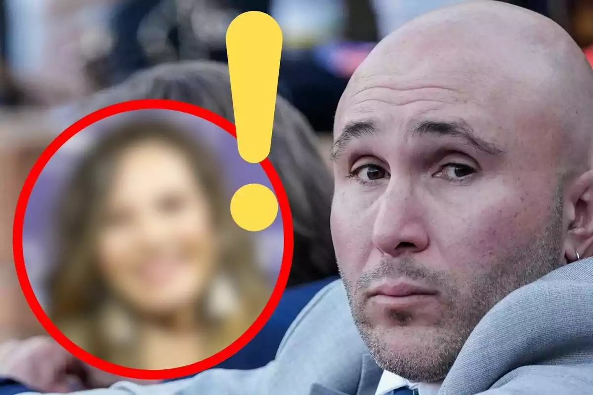 Kiko Rivera con expresión seria en primer plano y un círculo rojo con una cara borrosa y un signo de exclamación amarillo a la izquierda