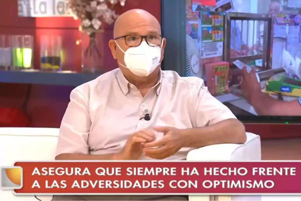 Hombre calvo con gafas y mascarilla sentado en un programa de televisión con un mensaje en pantalla que dice asegura que siempre ha hecho frente a las adversidades con optimismo. Captura de 'La tarde, aquí y ahora' Hombre calvo con gafas y mascarilla sentado en un programa de televisión con un mensaje en pantalla que dice asegura que siempre ha hecho frente a las adversidades con optimismo. Captura de 'La tarde, aquí y ahora'