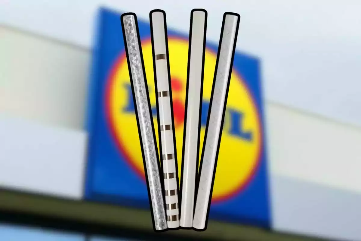 Quatre canyetes reutilitzables de diferents dissenys davant d’un cartell borros de la botiga Lidl Quatre canyetes reutilitzables de diferents dissenys davant d’un cartell borros de la botiga Lidl