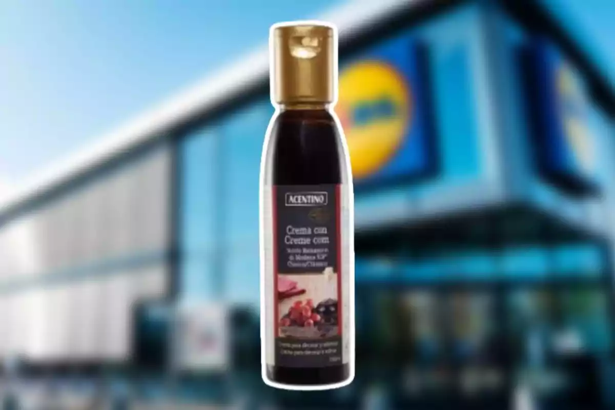 Ampolla de crema balsàmica de la marca Acentino amb tap daurat sobre un fons desenfocat d’una botiga Lidl Ampolla de crema balsàmica de la marca Acentino amb tap daurat sobre un fons desenfocat d’una botiga Lidl