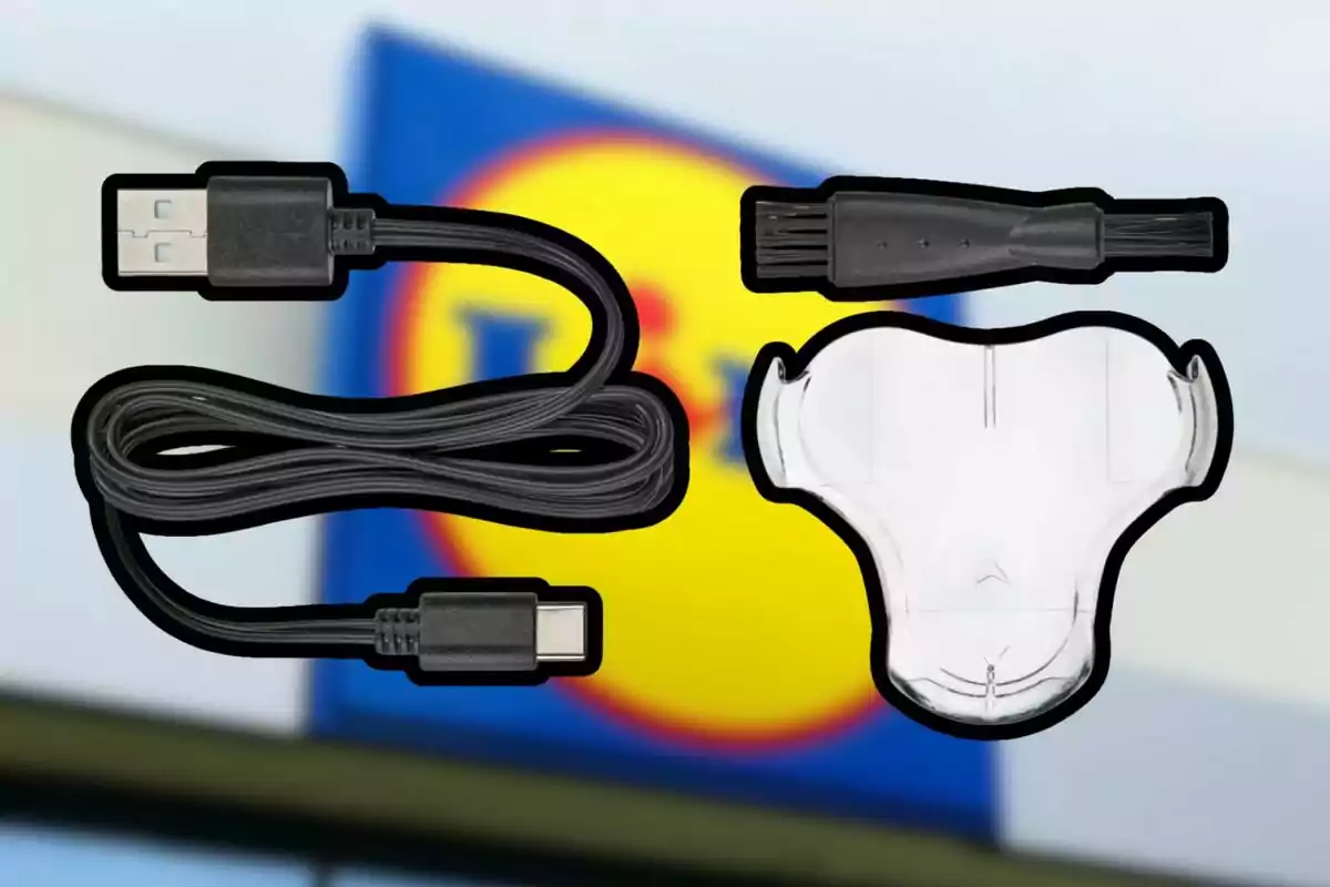 Kit de neteja i càrrega USB amb raspall i accessori transparent sobre un fons desenfocat d’un rètol de supermercat Kit de neteja i càrrega USB amb raspall i accessori transparent sobre un fons desenfocat d’un rètol de supermercat