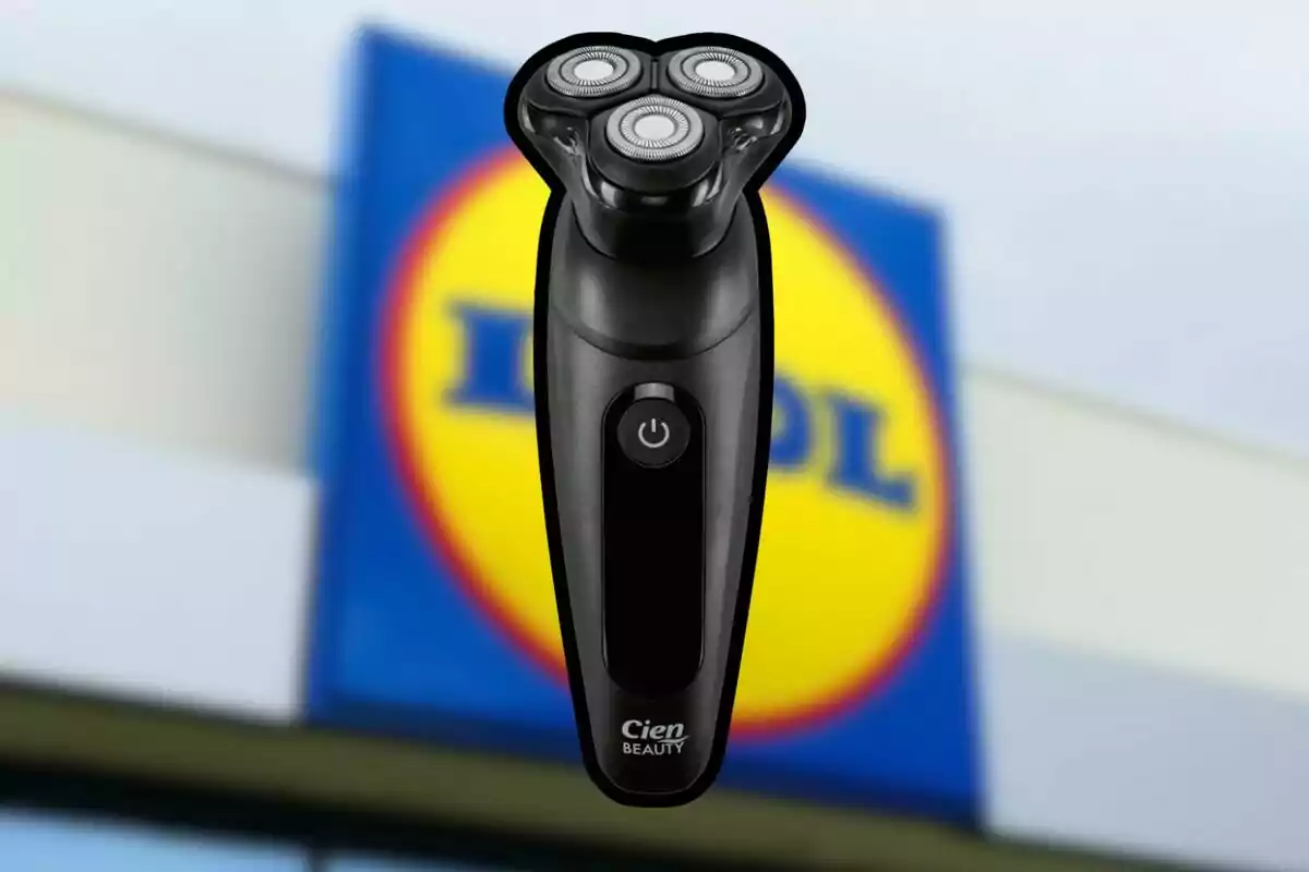 Afeitadora elèctrica negra de la marca Cien Beauty davant d’un cartell borros de la botiga Lidl Afeitadora elèctrica negra de la marca Cien Beauty davant d’un cartell borros de la botiga Lidl