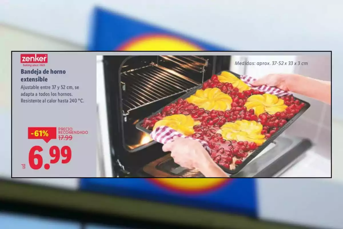 Persona traient una safata de forn extensible amb unes postres de fruita del forn, al costat d’una oferta destacada en color vermell que mostra el preu rebaixat a 6,99 euros. Persona traient una safata de forn extensible amb unes postres de fruita del forn, al costat d’una oferta destacada en color vermell que mostra el preu rebaixat a 6,99 euros.