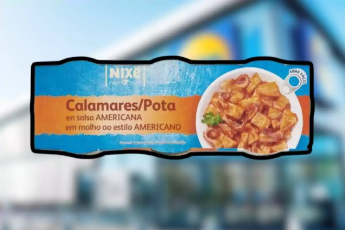 Llauna de calamars o pota en salsa americana de la marca Nixe amb fons desenfocat de supermercat Llauna de calamars o pota en salsa americana de la marca Nixe amb fons desenfocat de supermercat