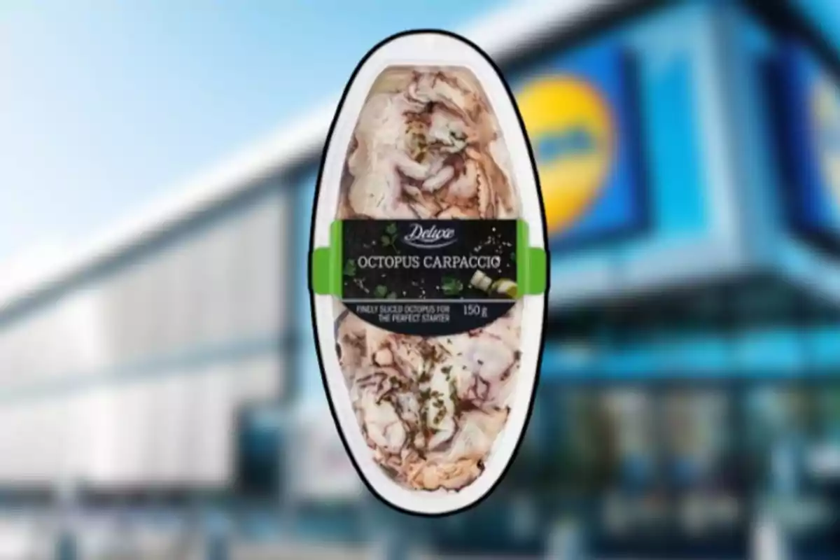 Envàs de carpaccio de pop de la marca Deluxe davant d’una botiga Lidl desenfocada Envàs de carpaccio de pop de la marca Deluxe davant d’una botiga Lidl desenfocada