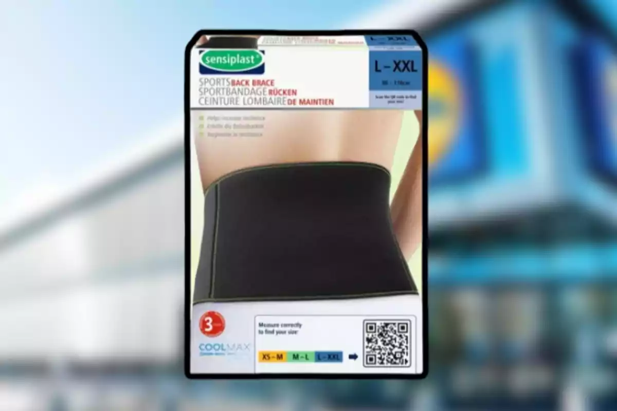 Faixa lumbar esportiva Sensiplast talla L a XXL en el seu embalatge mostrant la part posterior d’una persona que la porta posada Faixa lumbar esportiva Sensiplast talla L a XXL en el seu embalatge mostrant la part posterior d’una persona que la porta posada