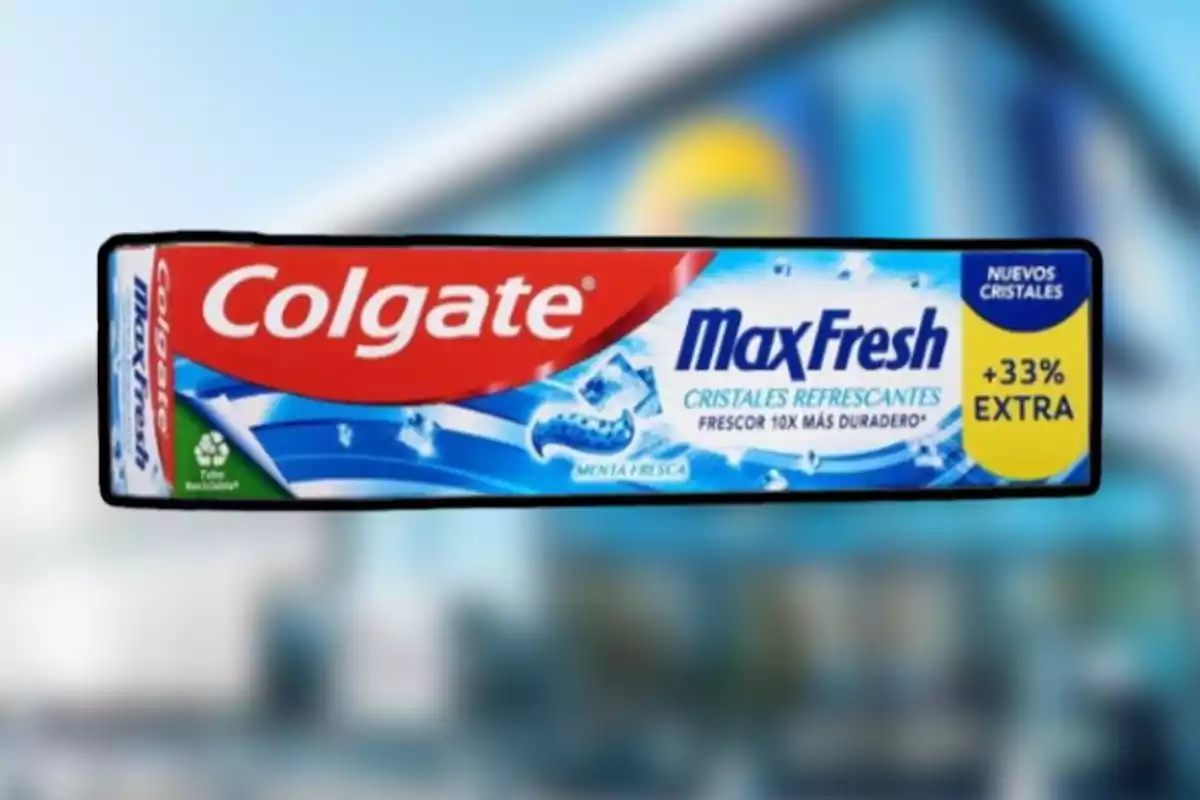 Caixa de pasta de dents Colgate Max Fresh amb cristalls refrescants i un 33 per cent extra Caixa de pasta de dents Colgate Max Fresh amb cristalls refrescants i un 33 per cent extra