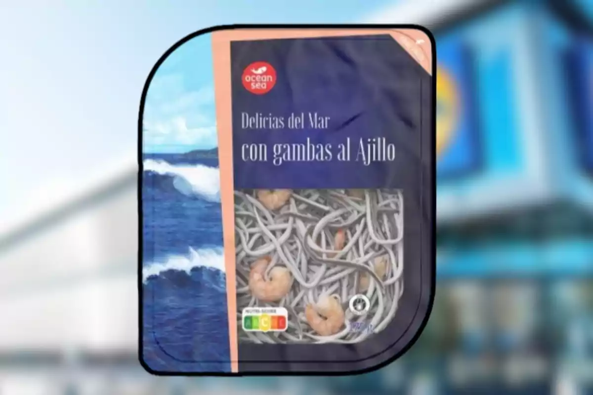 Envàs de producte Delícies del Mar amb gambes a l’all de la marca Ocean Sea amb imatge d’onades i una finestra que mostra el contingut Envàs de producte Delícies del Mar amb gambes a l’all de la marca Ocean Sea amb imatge d’onades i una finestra que mostra el contingut