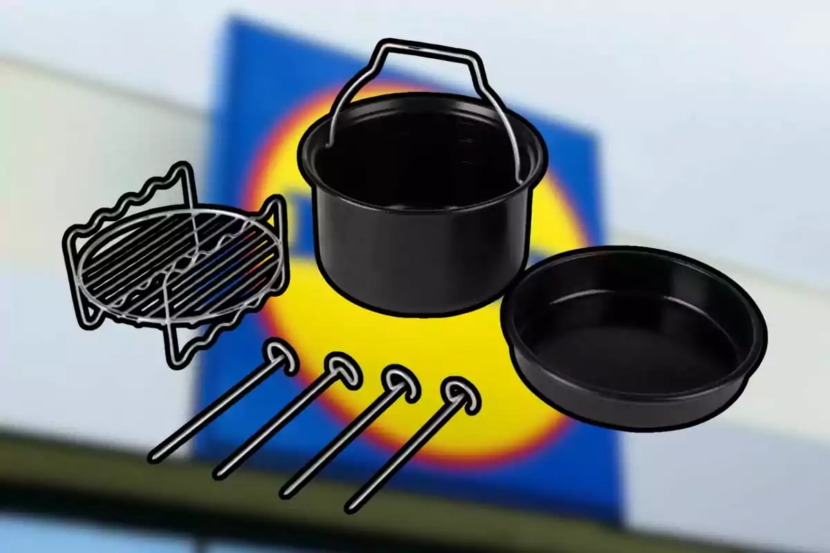 Joc d’estris de cuina per a càmping de color negre amb un fons desenfocat d’un rètol blau i groc Joc d’estris de cuina per a càmping de color negre amb un fons desenfocat d’un rètol blau i groc
