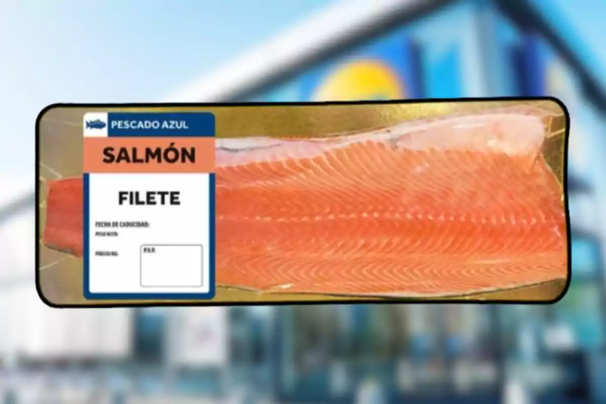Paquet de filet de salmó envasat amb etiqueta de peix blau sobre un fons difuminat de supermercat Paquet de filet de salmó envasat amb etiqueta de peix blau sobre un fons difuminat de supermercat