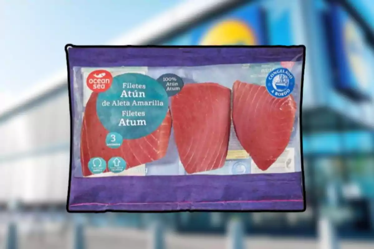 Paquet de filets de tonyina d’aleta groga de la marca Ocean Sea davant d’una botiga Paquet de filets de tonyina d’aleta groga de la marca Ocean Sea davant d’una botiga