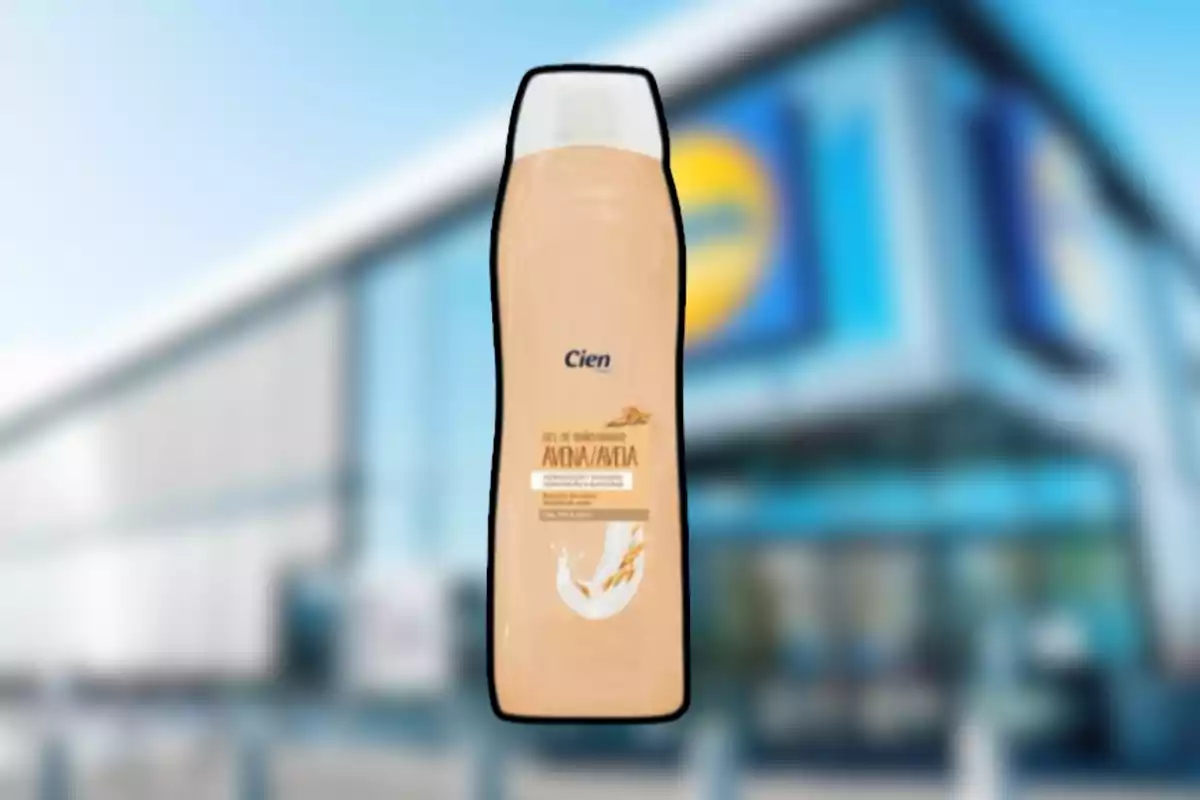 Ampolla de gel de dutxa Cien de civada davant d’una botiga desenfocada Ampolla de gel de dutxa Cien de civada davant d’una botiga desenfocada