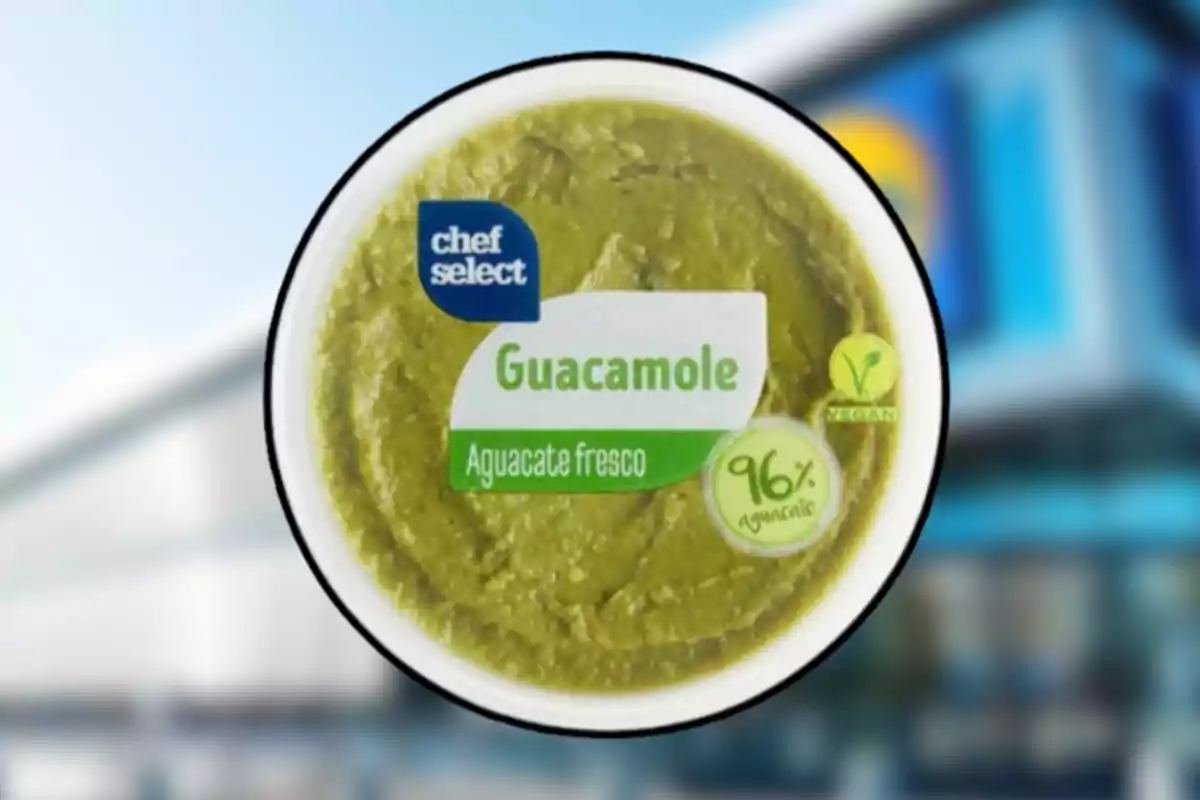 Envàs rodó de guacamole Chef Select amb etiqueta que indica 96% alvocat i producte vegà Envàs rodó de guacamole Chef Select amb etiqueta que indica 96% alvocat i producte vegà