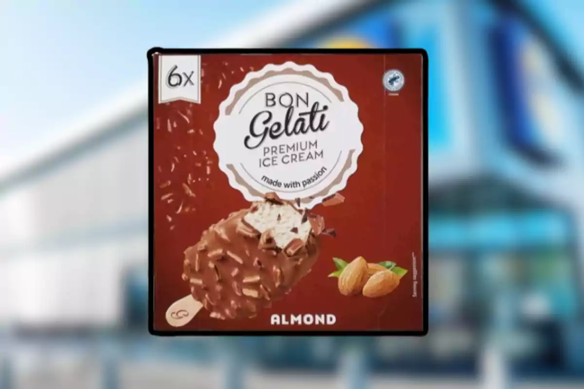 Caixa de gelats Bon Gelati sabor ametlla amb imatge de gelat cobert de xocolata i ametlles al costat de dues ametlles senceres Caixa de gelats Bon Gelati sabor ametlla amb imatge de gelat cobert de xocolata i ametlles al costat de dues ametlles senceres