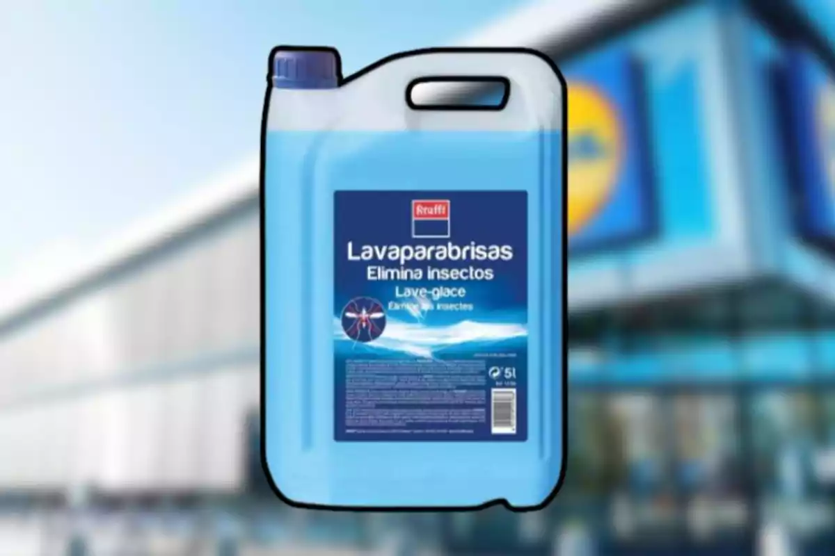 Envàs de líquid netejaparabrises blau de 5 litres amb etiqueta que indica que elimina insectes i fons d’una botiga desenfocat. Envàs de líquid netejaparabrises blau de 5 litres amb etiqueta que indica que elimina insectes i fons d’una botiga desenfocat.