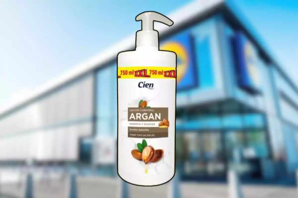 Envàs de loció corporal d’argan de la marca Cien amb dispensador i fons de supermercat desenfocat Envàs de loció corporal d’argan de la marca Cien amb dispensador i fons de supermercat desenfocat