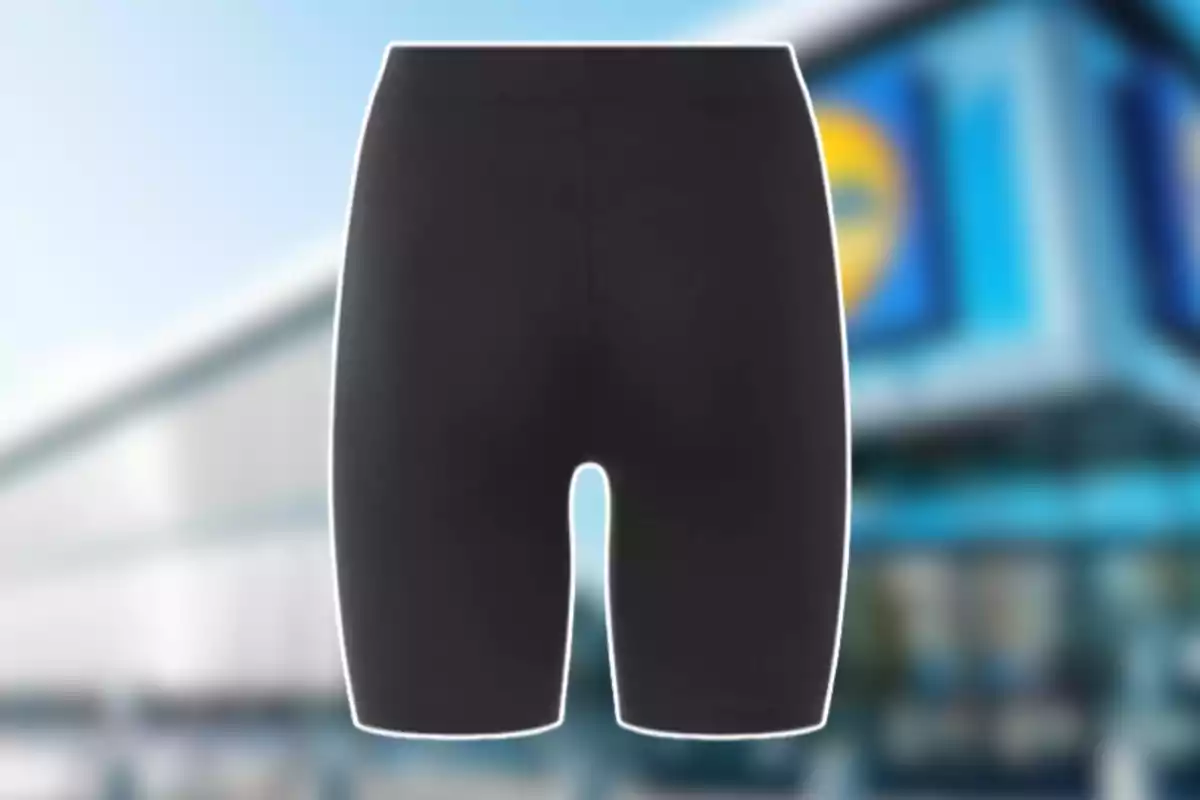 Pantalons curts esportius negres sobre un fons desenfocat d’una botiga Pantalons curts esportius negres sobre un fons desenfocat d’una botiga