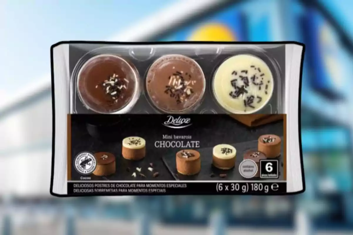 Envàs de postres mini bavarois de xocolata de la marca Deluxe amb sis peces de diferents sabors decorades amb encenalls de xocolata Envàs de postres mini bavarois de xocolata de la marca Deluxe amb sis peces de diferents sabors decorades amb encenalls de xocolata