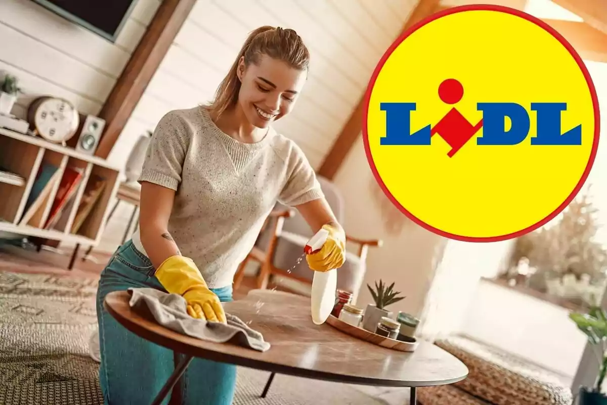 Dona somrient amb guants grocs netejant una taula en una sala d’estar amb el logotip de Lidl a la cantonada Dona somrient amb guants grocs netejant una taula en una sala d’estar amb el logotip de Lidl a la cantonada
