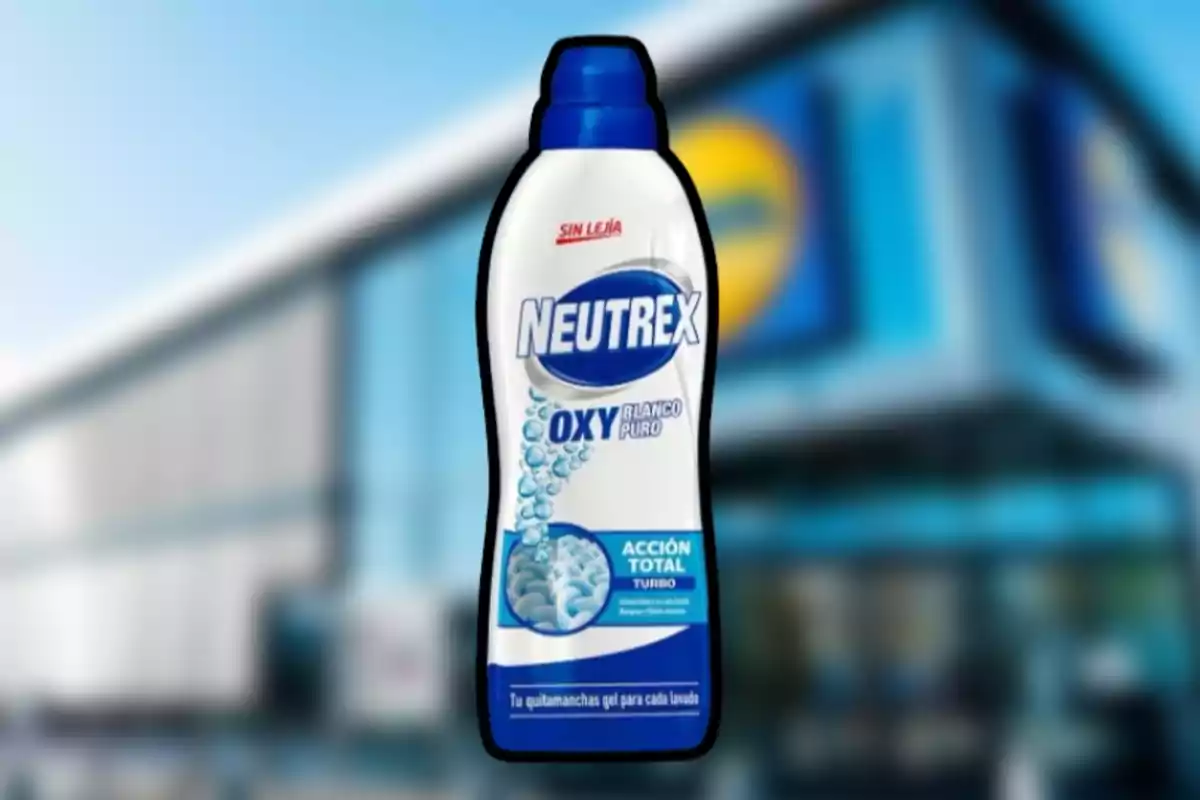 Ampolla de llevataques Neutrex Oxy Blanc Pur amb fons de supermercat desenfocat Ampolla de llevataques Neutrex Oxy Blanc Pur amb fons de supermercat desenfocat