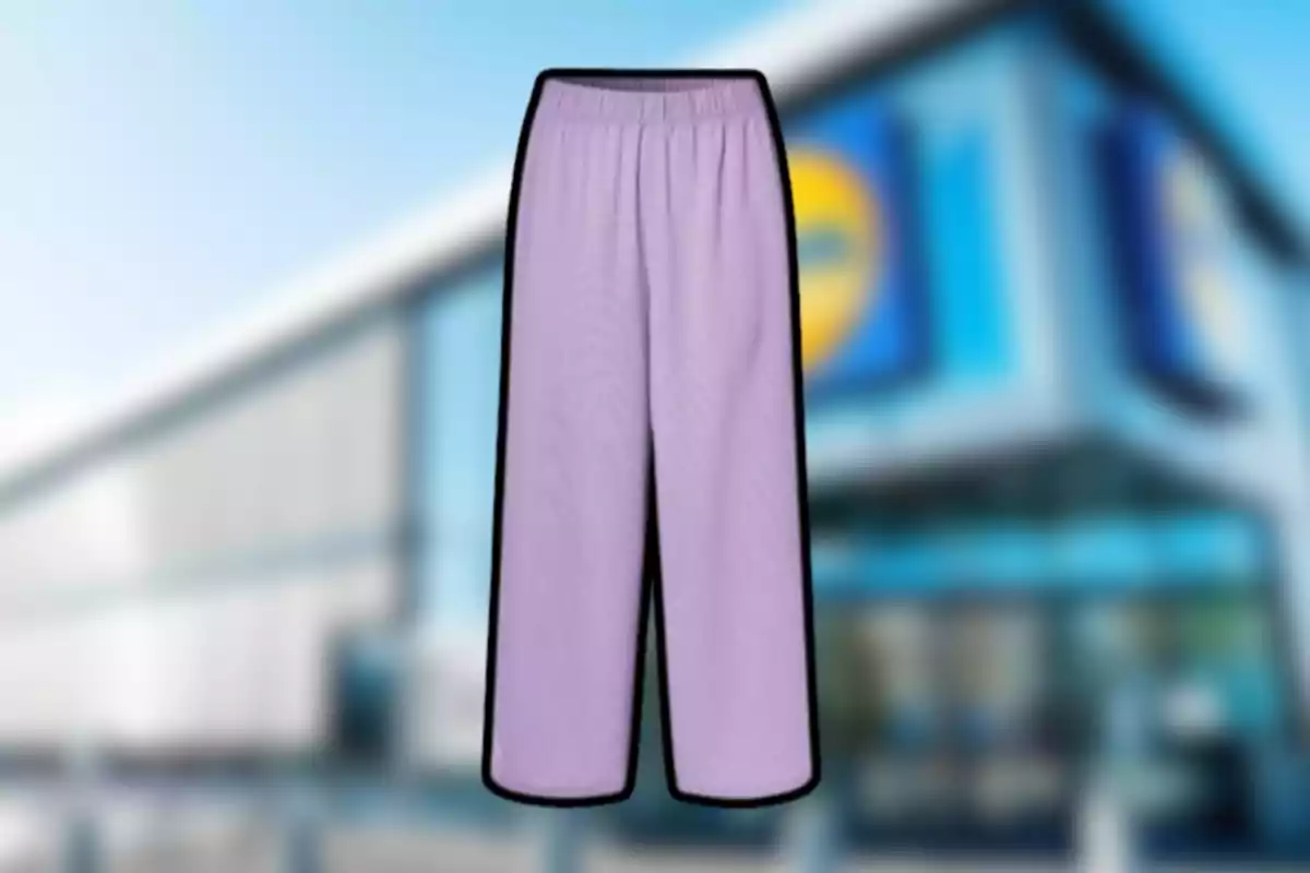 Pantaló lila de tela amb fons de botiga desenfocat Pantaló lila de tela amb fons de botiga desenfocat