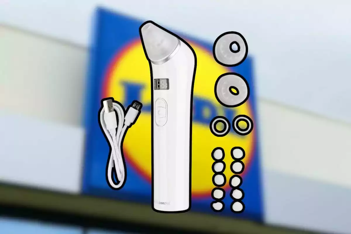 Dispositiu de neteja facial elèctric amb accessoris i cable USB davant d’un cartell borros de la botiga Lidl Dispositiu de neteja facial elèctric amb accessoris i cable USB davant d’un cartell borros de la botiga Lidl