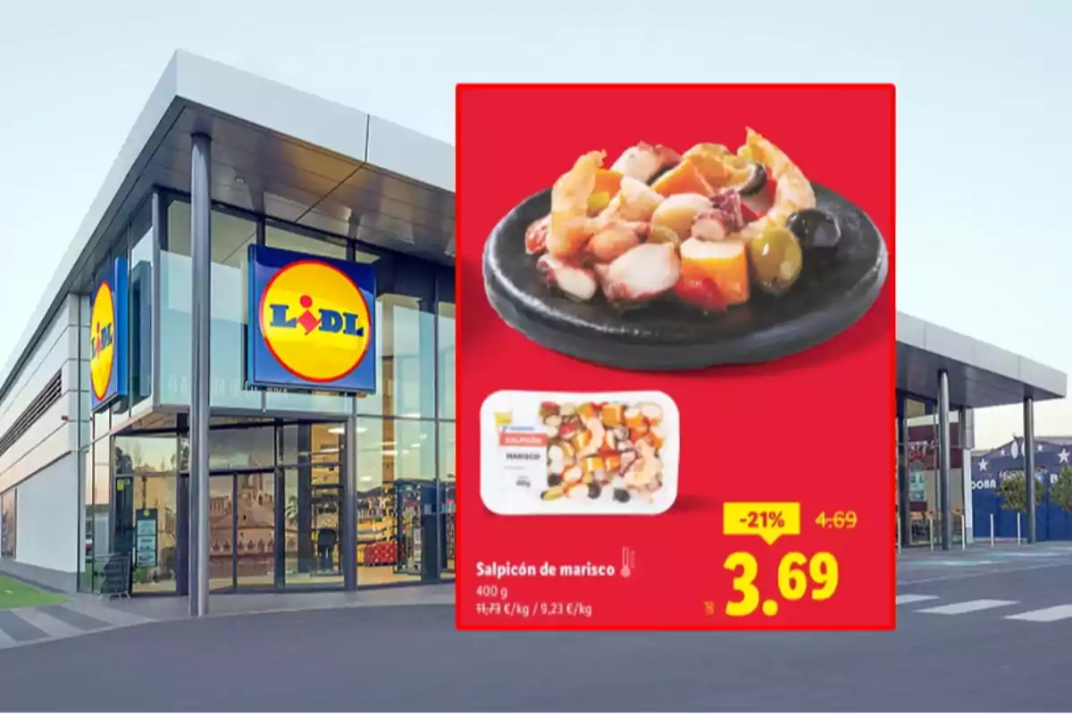 Façana de supermercat Lidl amb una promoció de salpicó de marisc a 3,69 euros destacada en un cartell vermell Façana de supermercat Lidl amb una promoció de salpicó de marisc a 3,69 euros destacada en un cartell vermell
