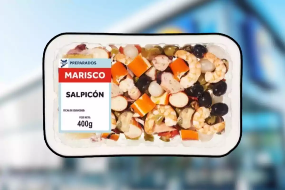 Envàs de plàstic transparent amb salpicó de marisc de 400 grams, que inclou gambes, surimi, olives i altres ingredients, amb una etiqueta que indica que és un producte preparat. Envàs de plàstic transparent amb salpicó de marisc de 400 grams, que inclou gambes, surimi, olives i altres ingredients, amb una etiqueta que indica que és un producte preparat.