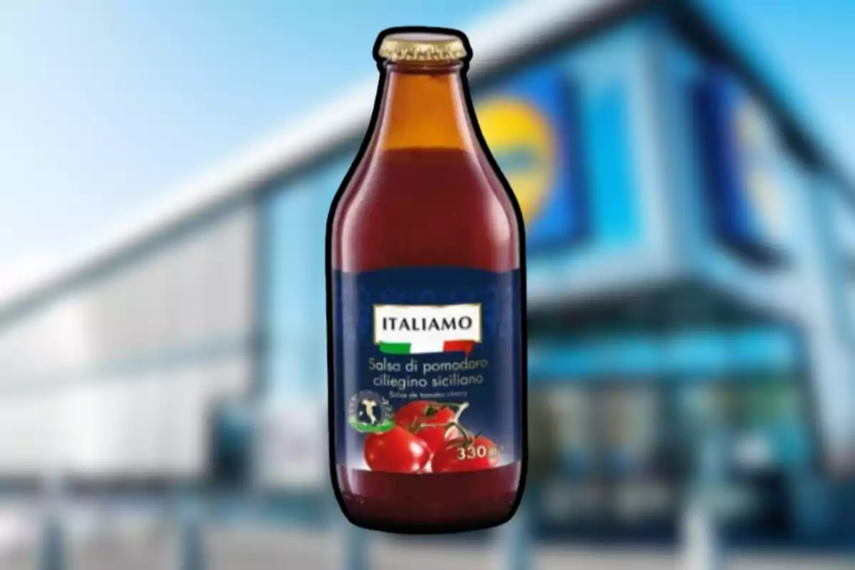 Ampolla de salsa de tomàquet italiana de la marca Italiamo davant d’un supermercat desenfocat Ampolla de salsa de tomàquet italiana de la marca Italiamo davant d’un supermercat desenfocat
