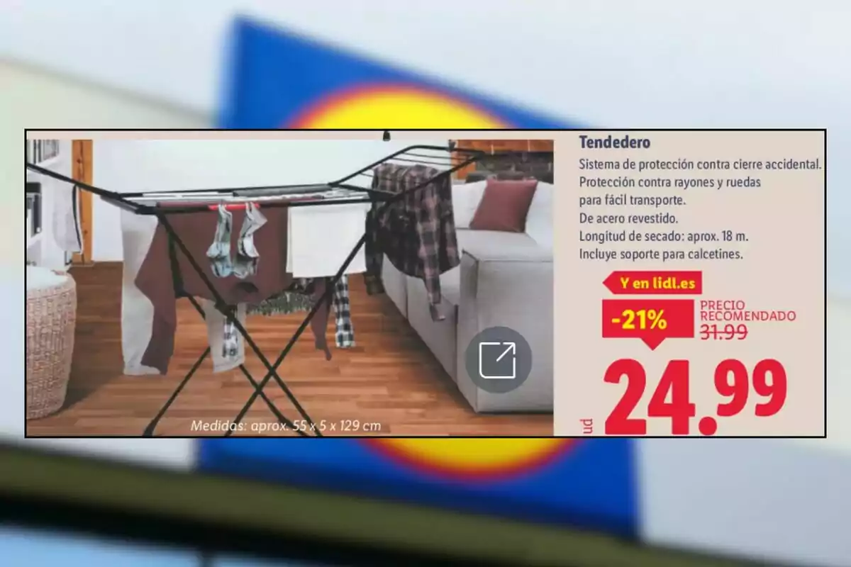 Tendedero de acero con ropa colgada en una sala junto a un sofá, anuncio de oferta con precio rebajado a 24.99 euros y detalles del producto en un recuadro informativo Tendedero de acero con ropa colgada en una sala junto a un sofá, anuncio de oferta con precio rebajado a 24.99 euros y detalles del producto en un recuadro informativo