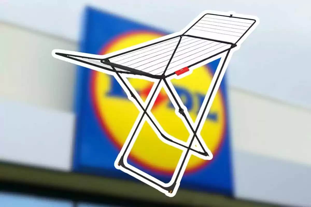 Tendedero plegable de metal sobre un fondo desenfocado con el logo de una tienda Lidl Tendedero plegable de metal sobre un fondo desenfocado con el logo de una tienda Lidl