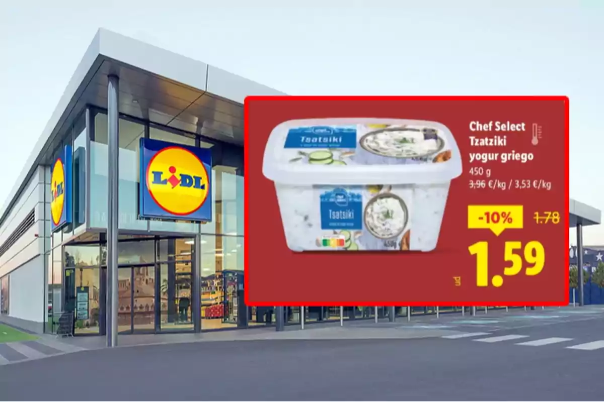 Façana d’un supermercat Lidl amb una promoció de tzatziki de iogurt grec en un cartell que mostra el preu rebaixat a 1,59 euros Façana d’un supermercat Lidl amb una promoció de tzatziki de iogurt grec en un cartell que mostra el preu rebaixat a 1,59 euros