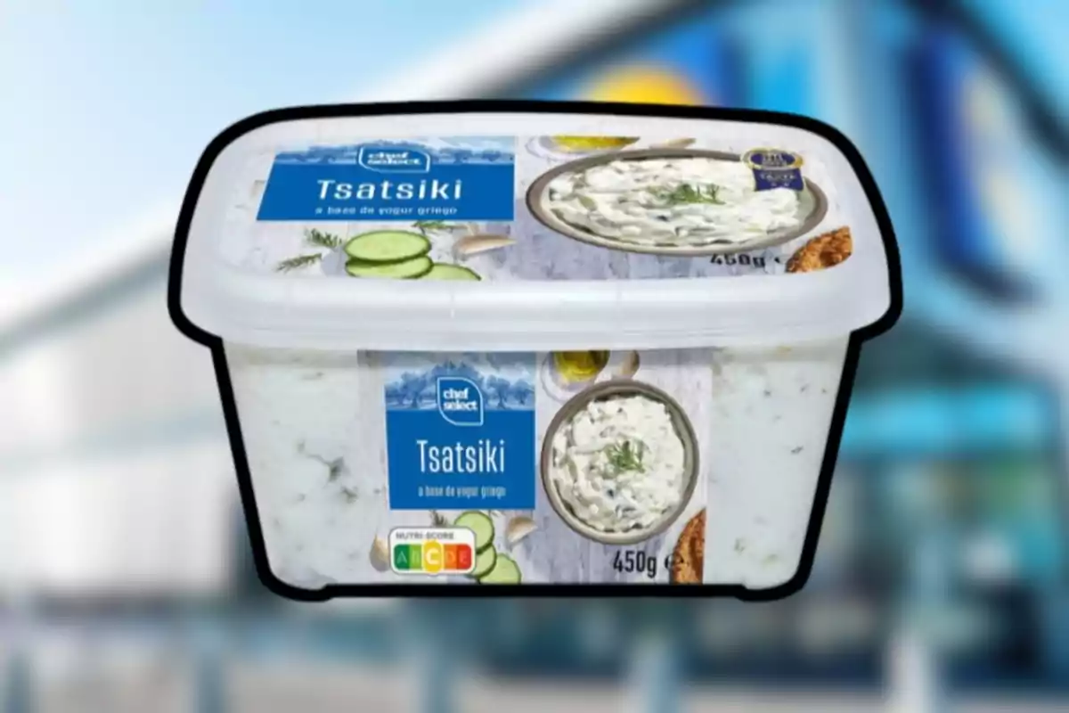 Envàs rectangular de plàstic de salsa tzatziki Chef Select a base de iogurt grec amb cogombre i anet de 450 grams Envàs rectangular de plàstic de salsa tzatziki Chef Select a base de iogurt grec amb cogombre i anet de 450 grams