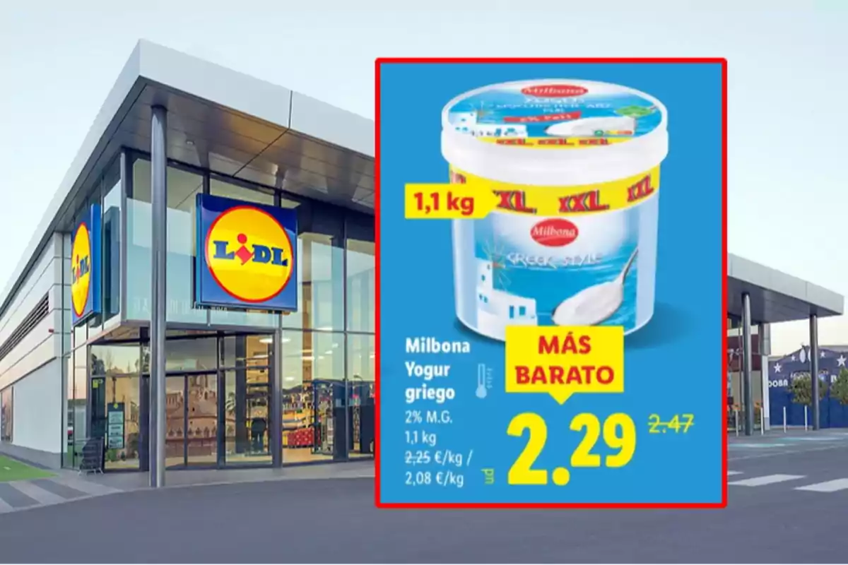 Façana de supermercat Lidl amb un cartell promocional de iogurt grec Milbona XXL d’1,1 kg a preu rebaixat Façana de supermercat Lidl amb un cartell promocional de iogurt grec Milbona XXL d’1,1 kg a preu rebaixat