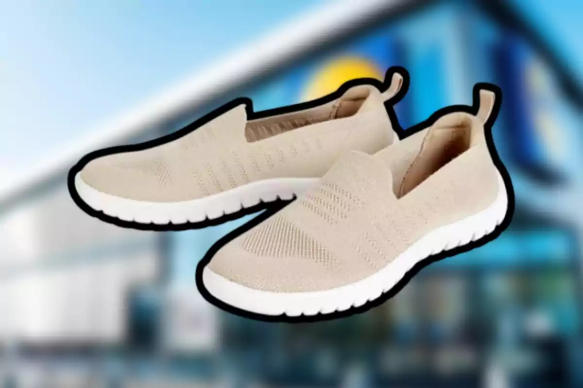 Sabates esportives de color beix amb sola blanca sobre un fons desenfocat d’una botiga Sabates esportives de color beix amb sola blanca sobre un fons desenfocat d’una botiga