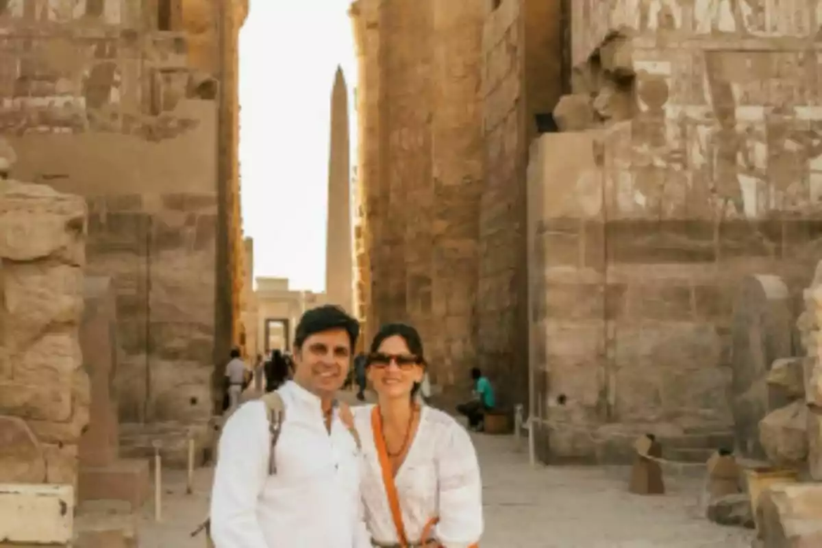 Pareja, formada por Lourdes Montes y Fran Rivera, sonriente posando frente a antiguas ruinas egipcias con un obelisco al fondo. Pareja, formada por Lourdes Montes y Fran Rivera, sonriente posando frente a antiguas ruinas egipcias con un obelisco al fondo.