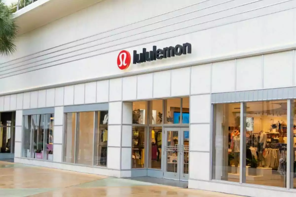 Fachada de una tienda Lululemon con vitrinas que muestran ropa deportiva en exhibición Fachada de una tienda Lululemon con vitrinas que muestran ropa deportiva en exhibición