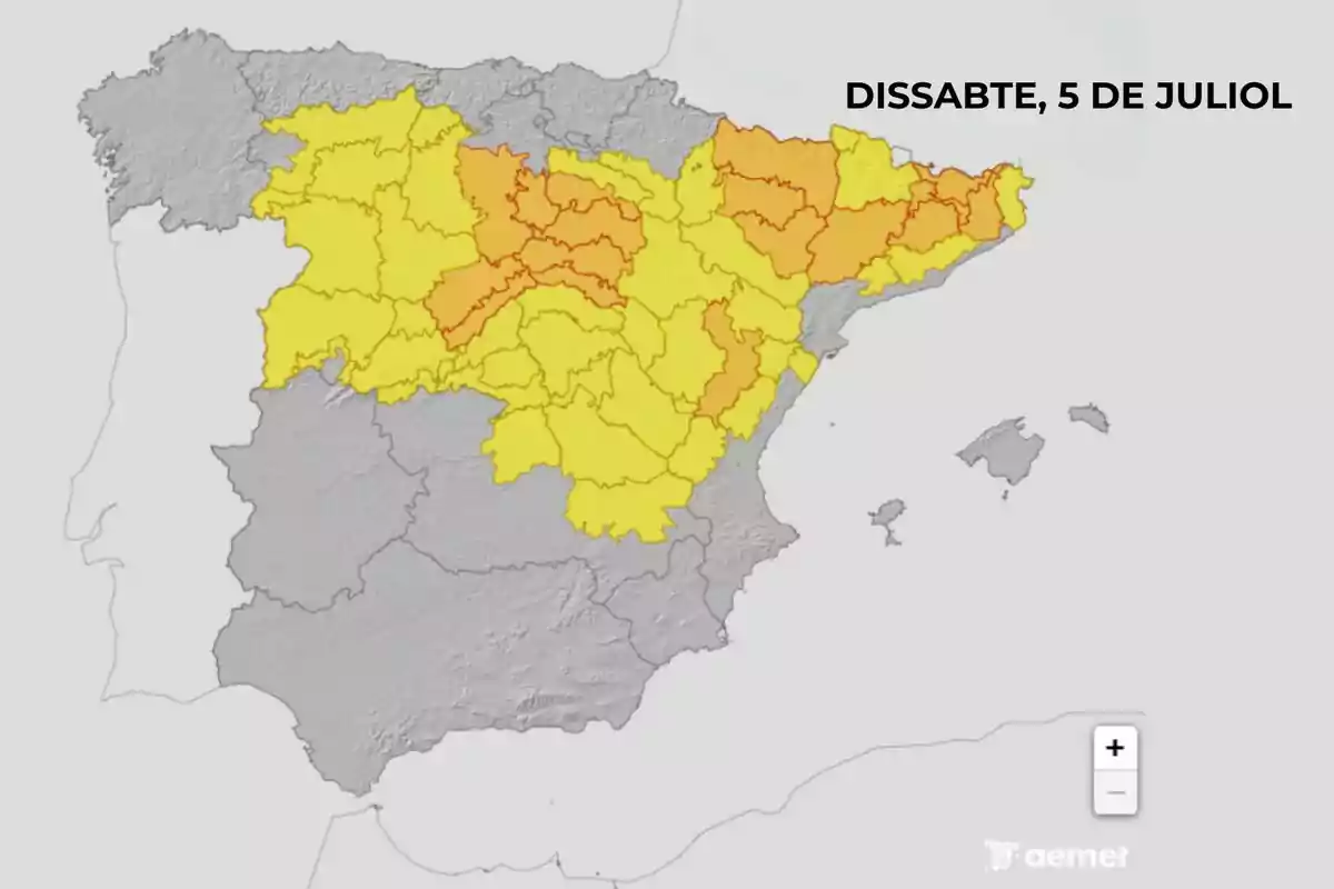 Mapa d’Espanya amb avisos meteorològics en groc i taronja per al dissabte 5 de juliol al nord i nord-est del país (amb el text en català). Mapa d’Espanya amb avisos meteorològics en groc i taronja per al dissabte 5 de juliol al nord i nord-est del país (amb el text en català).