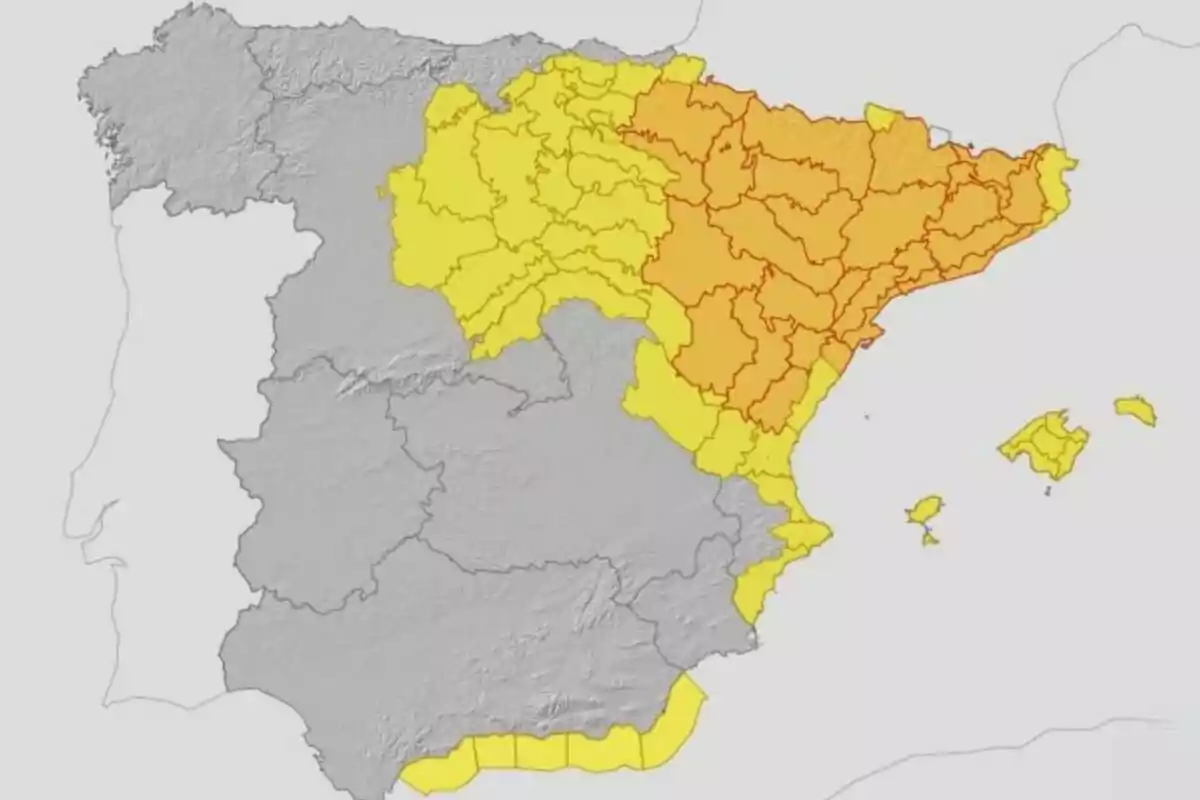 Mapa de España con varias provincias del norte y este resaltadas en amarillo y naranja indicando diferentes niveles de alerta meteorológica Mapa de España con varias provincias del norte y este resaltadas en amarillo y naranja indicando diferentes niveles de alerta meteorológica