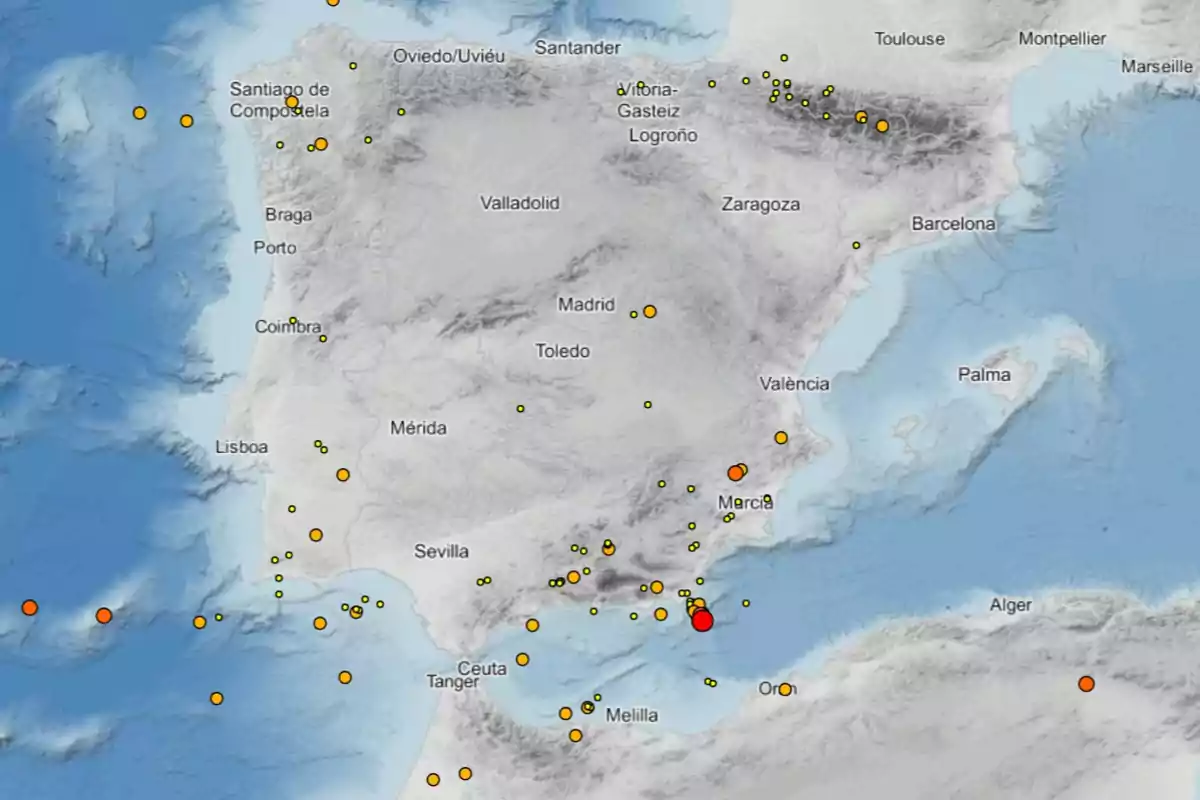 Mapa de la península Ibèrica i voltants amb punts de diferents colors i mides que indiquen la localització de l’activitat sísmica Mapa de la península Ibèrica i voltants amb punts de diferents colors i mides que indiquen la localització de l’activitat sísmica