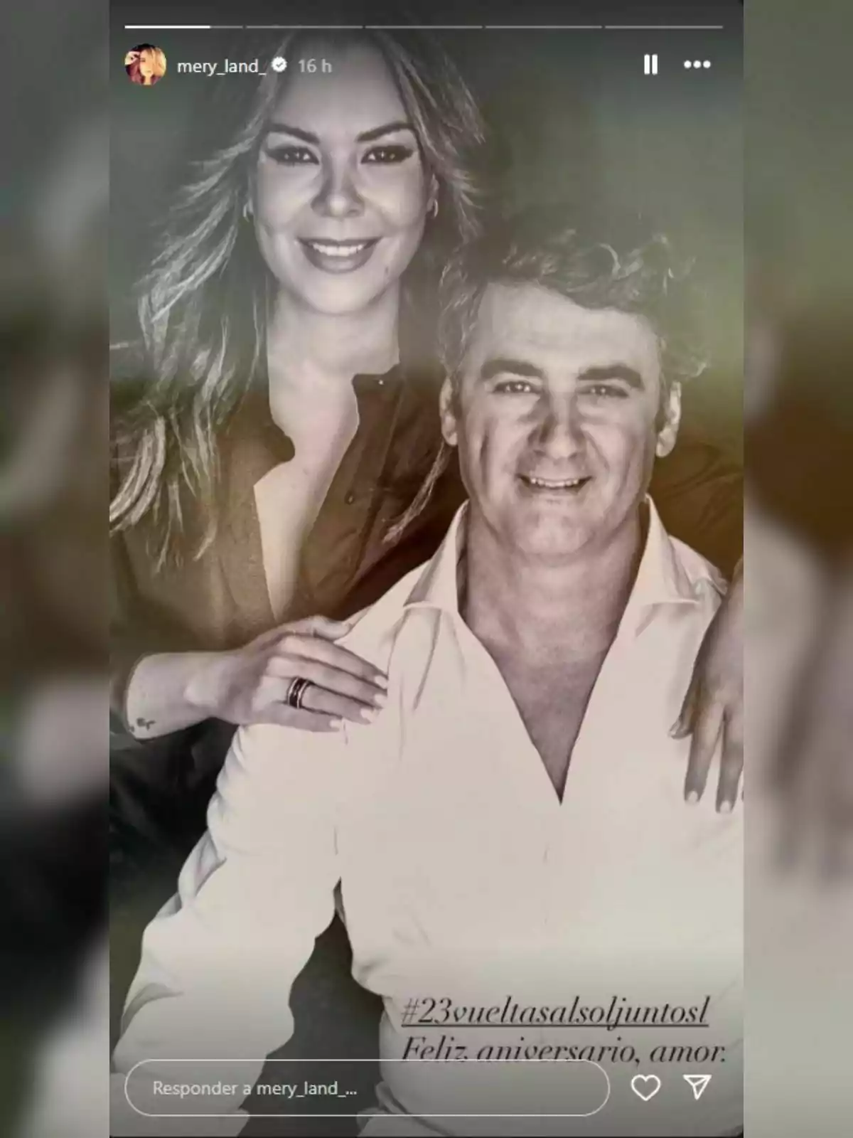 María José Campanario y Jesulín posando juntos en una fotografía en blanco y negro, la mujer está detrás del hombre con una mano sobre su hombro y ambos lucen felices María José Campanario y Jesulín posando juntos en una fotografía en blanco y negro, la mujer está detrás del hombre con una mano sobre su hombro y ambos lucen felices
