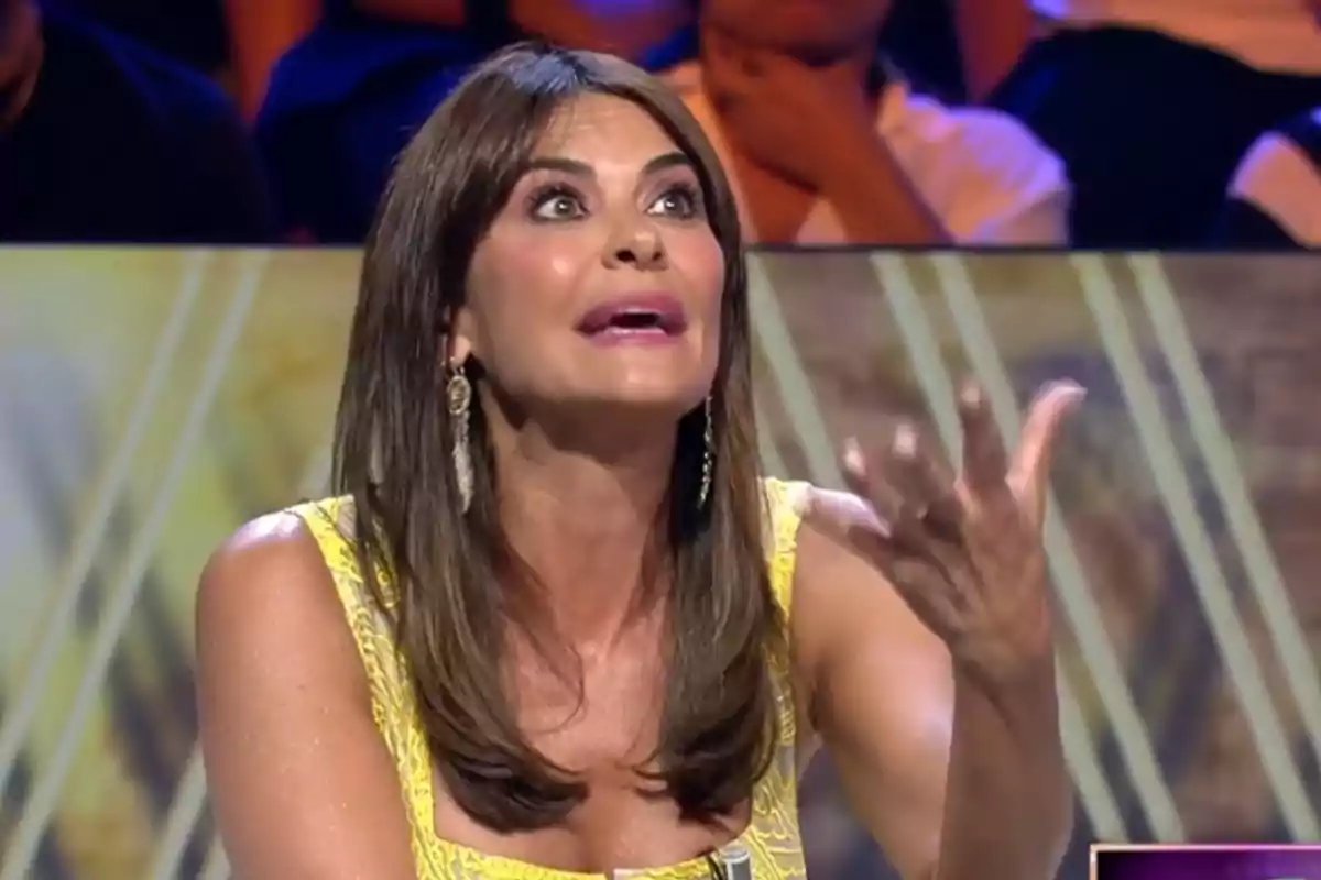 María José Suárez, amb vestit groc i arracades llargues, gesticulant amb la mà mentre parla a '¡¡De Viernes!' María José Suárez, amb vestit groc i arracades llargues, gesticulant amb la mà mentre parla a '¡¡De Viernes!'