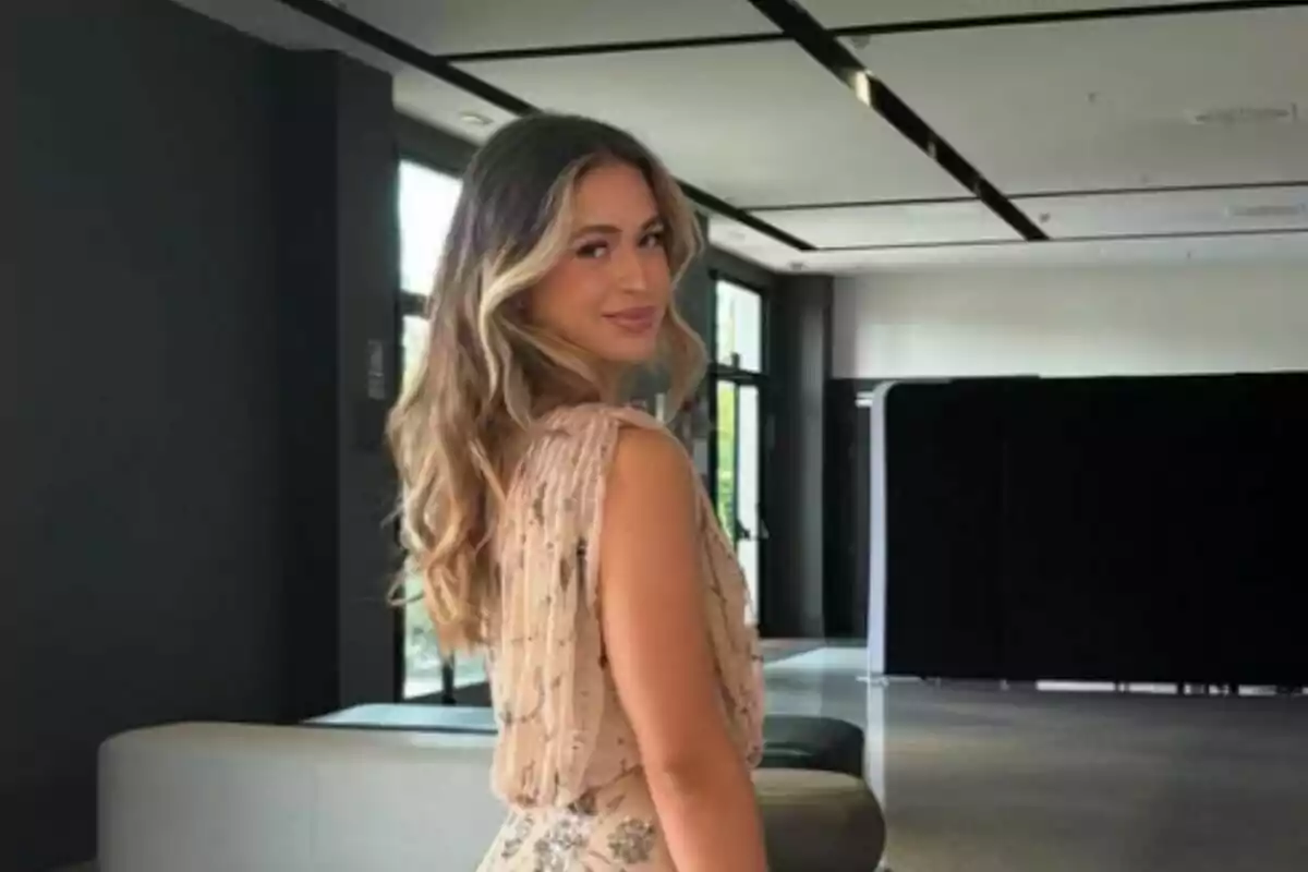 Dona jove amb cabell llarg i ondulat, que és María Rodríguez, filla del xef Pepe Rodríguez, vestida amb un conjunt clar i elegant, posant de perfil en un interior modern i lluminós. Dona jove amb cabell llarg i ondulat, que és María Rodríguez, filla del xef Pepe Rodríguez, vestida amb un conjunt clar i elegant, posant de perfil en un interior modern i lluminós.