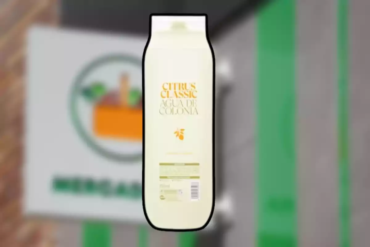 Envàs d’aigua de colònia Citrus Classic en primer pla amb un fons desenfocat d’una botiga Envàs d’aigua de colònia Citrus Classic en primer pla amb un fons desenfocat d’una botiga