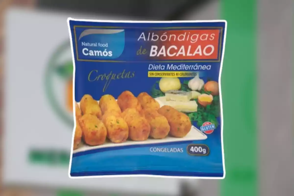 Paquet de croquetes de bacallà marca Camós amb disseny blau i una imatge de les croquetes servides en un plat al costat d’ingredients frescos Paquet de croquetes de bacallà marca Camós amb disseny blau i una imatge de les croquetes servides en un plat al costat d’ingredients frescos