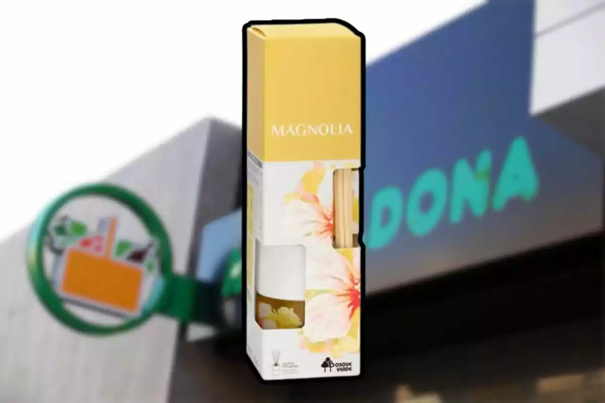 Ambientador de varetes aroma magnòlia de la marca Bosque Verde davant d’una botiga Mercadona desenfocada Ambientador de varetes aroma magnòlia de la marca Bosque Verde davant d’una botiga Mercadona desenfocada