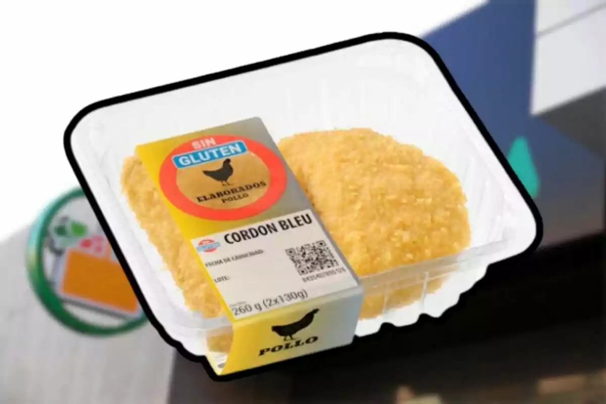 Envàs de plàstic transparent amb dues peces de cordon bleu de pollastre arrebossat sense gluten i etiqueta informativa Envàs de plàstic transparent amb dues peces de cordon bleu de pollastre arrebossat sense gluten i etiqueta informativa